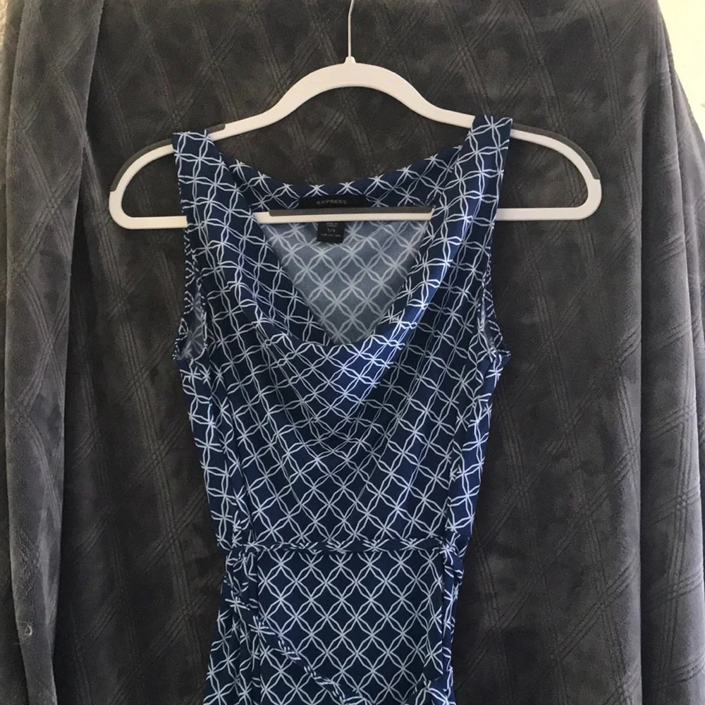 Express size 8 Diamond Star Jersey Dress with Draped Neckline & Tie Waist - Picture 2 of 3